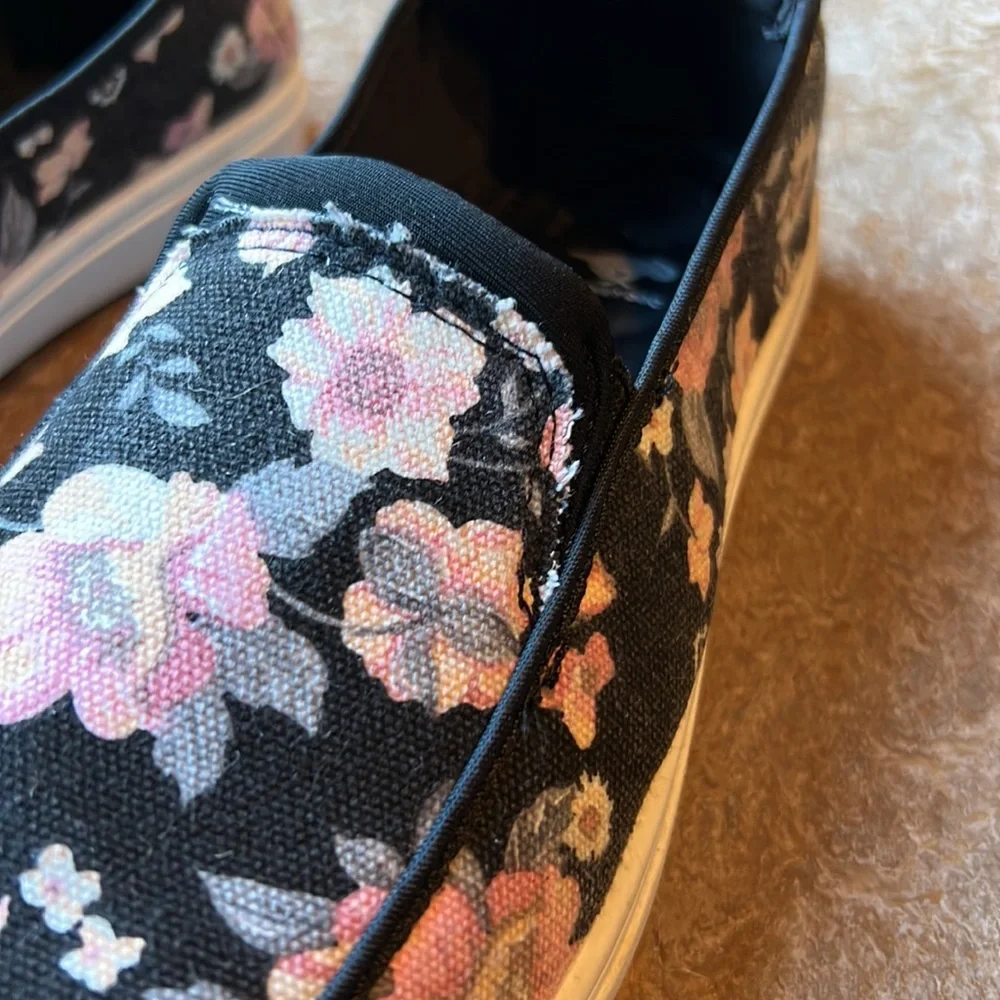 Rocket Dog, flower patterned slip ons size 7 - Picture 3 of 7